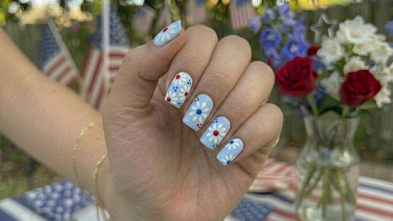 Patriotic Daisy Nails