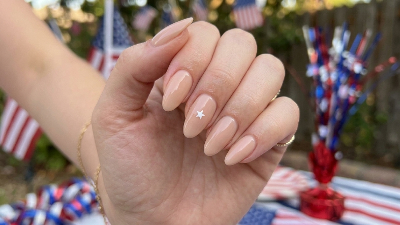 Single Star Accent Nail